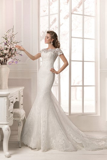 Robe fourreau à manches courtes et appliques en dentelle