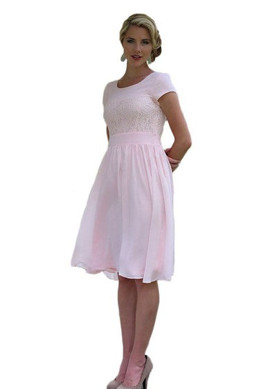 Vestido de longitud hasta la rodilla de manga corta con adornos de encaje