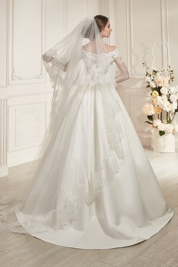 Robe trapèze longue au sol, col bateau, manches illusion, en satin illusion, avec perles et plis