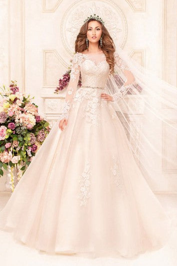 Robe trapèze longue au sol, manches longues, décolleté en V dans le dos, en dentelle, avec appliques et bijoux à la taille