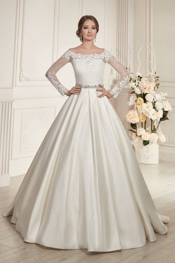 Robe trapèze longue au sol, col bateau, manches illusion, en satin illusion, avec perles et plis