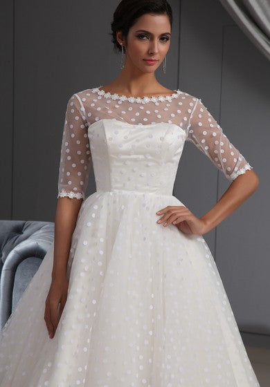 Vestido corto hasta la rodilla de ilusión de medio mangas con encaje y punto