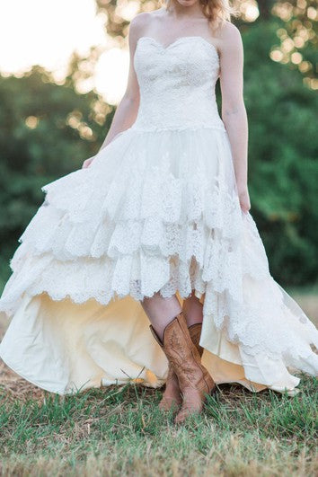 Boda en el campo con encaje alto dobladillo el vestido de guinvere