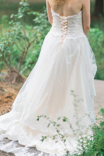 Boda en el campo con encaje alto dobladillo el vestido de guinvere