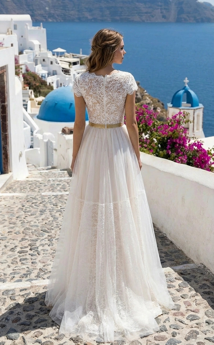 Robe de mariée en dentelle et tulle, coupe trapèze, décolleté plongeant illusion, manches courtes