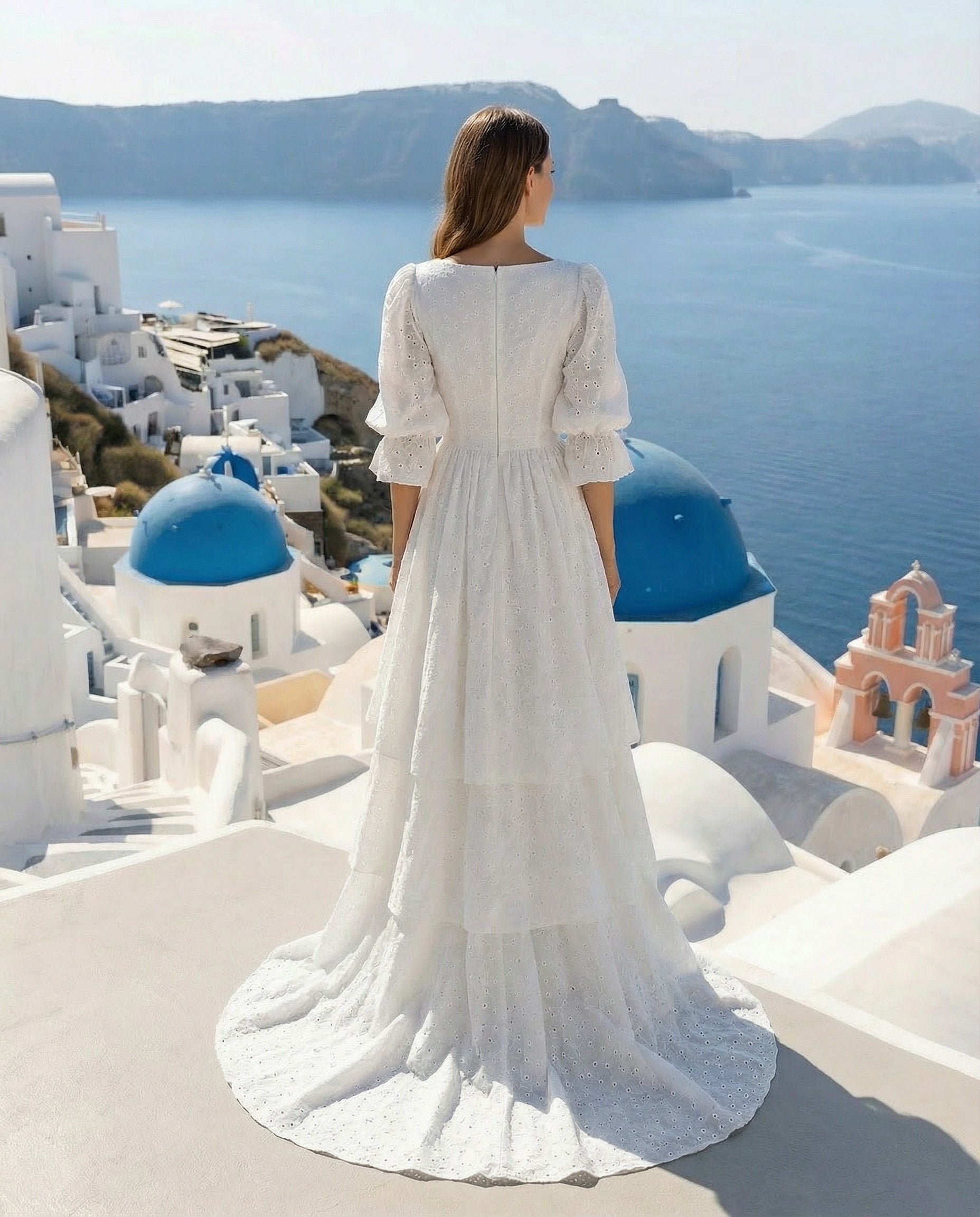 Robe de mariée à col carré, manches 3/4 et jupe à volants