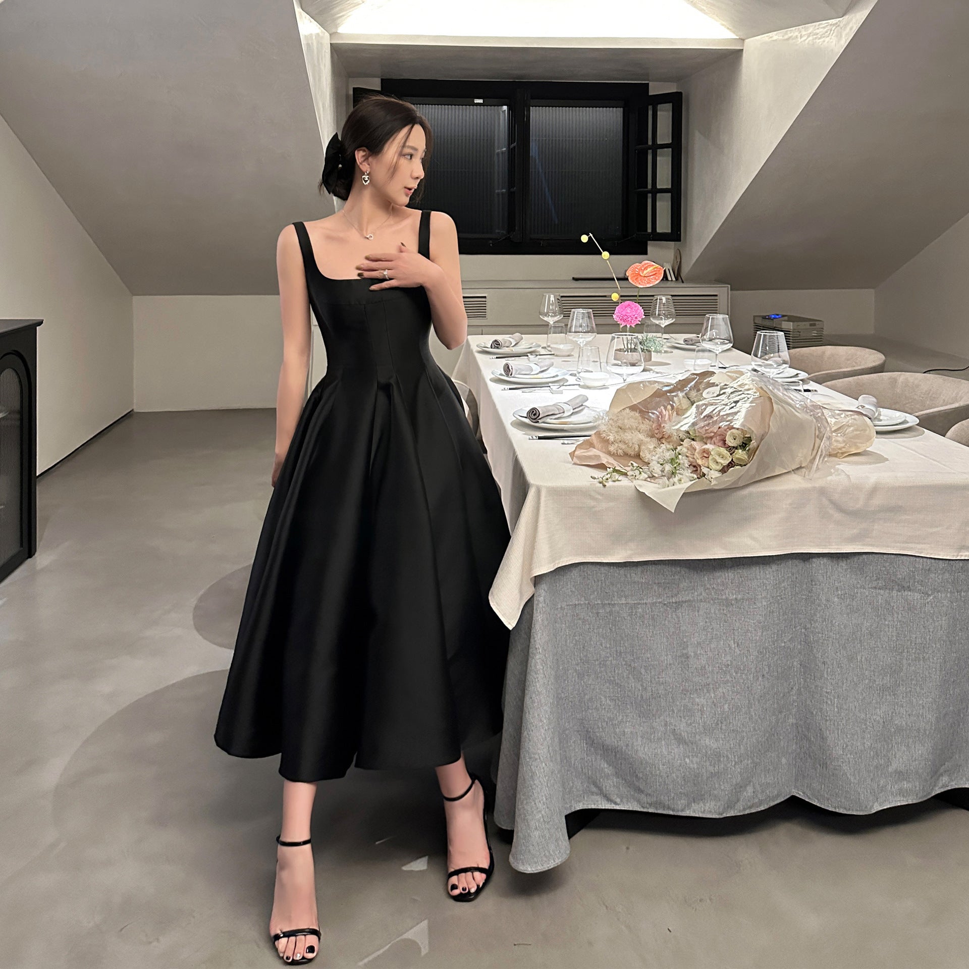 Bílé šaty Hepburn 2025 Novinka Bezramínkové mini šaty Každodenní nositelné šaty