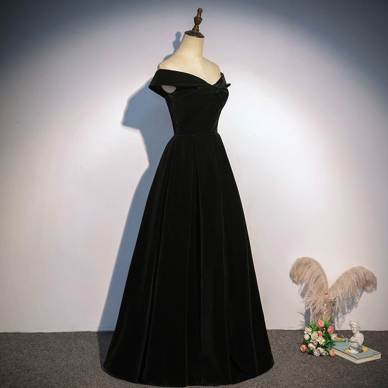 Černé večerní šaty s odhalenými rameny – elegantní dlouhé šaty na letní akce a hostování (2025)