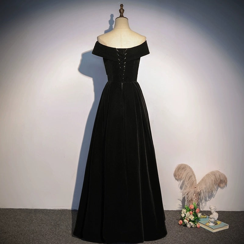 Černé večerní šaty s odhalenými rameny – elegantní dlouhé šaty na letní akce a hostování (2025)