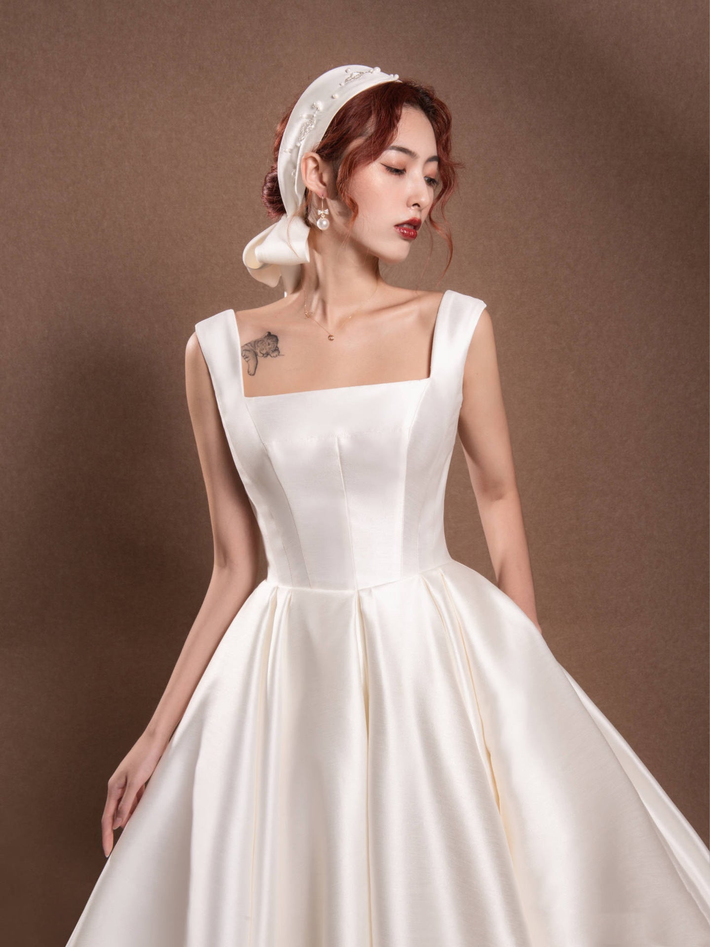 Neformální saténové cestovní šaty – jednoduché bílé šaty inspirované lesem s atmosférou Hepburnové (2025)