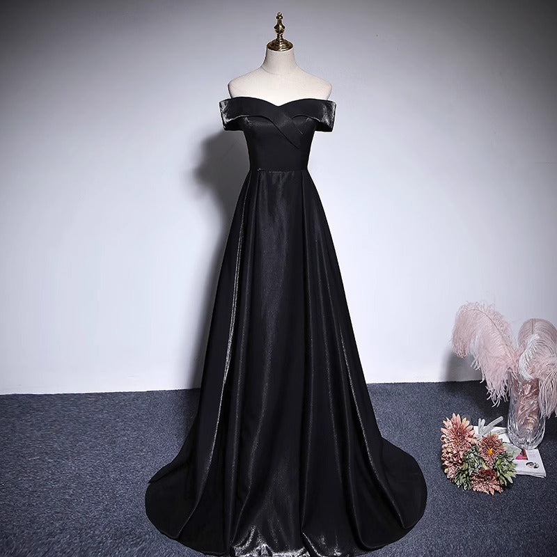 Černé saténové šaty s odhalenými rameny – elegantní róba pro podzimní akce a hostování (2025)