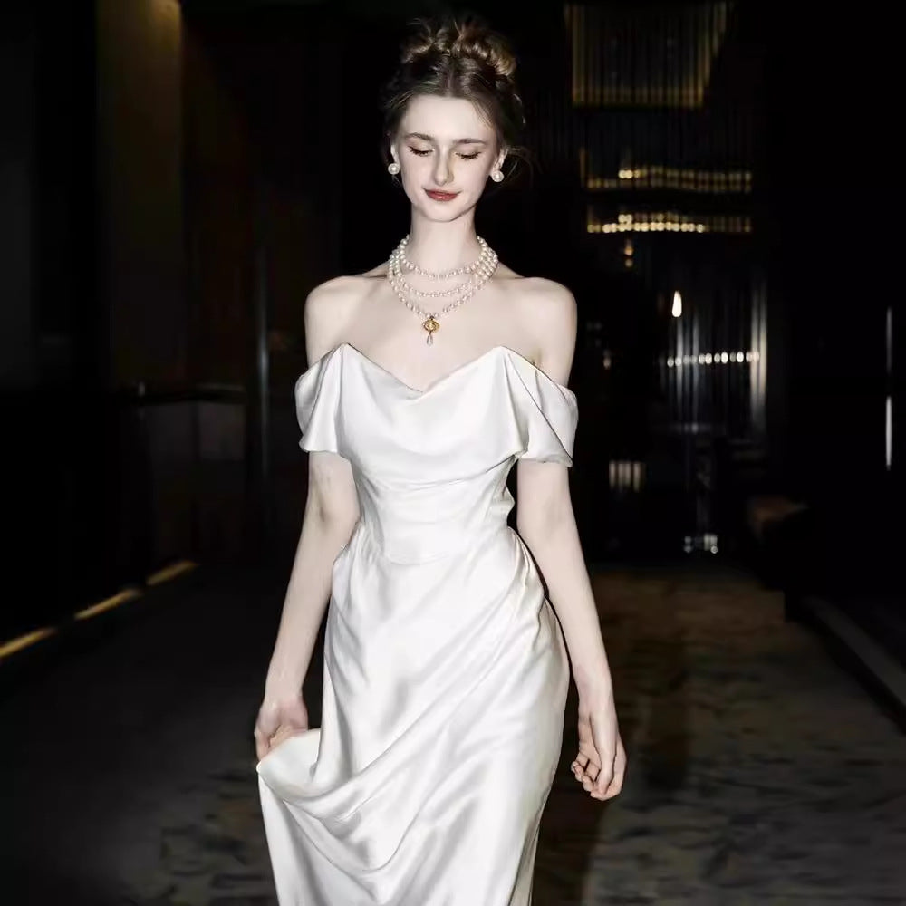 Saténové svatební šaty s odhalenými rameny – elegantní bílá róba pro nevěsty nebo občanské obřady