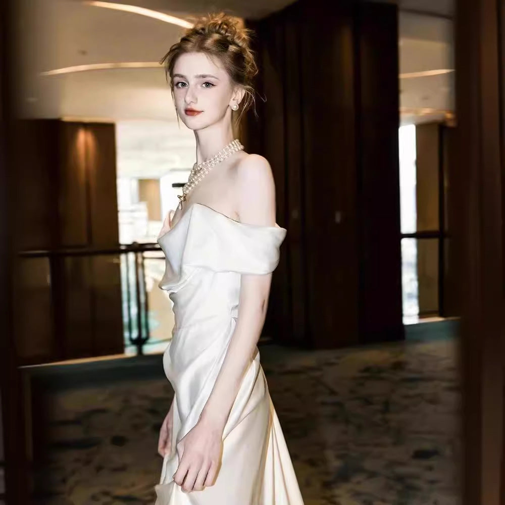 Saténové svatební šaty s odhalenými rameny – elegantní bílá róba pro nevěsty nebo občanské obřady