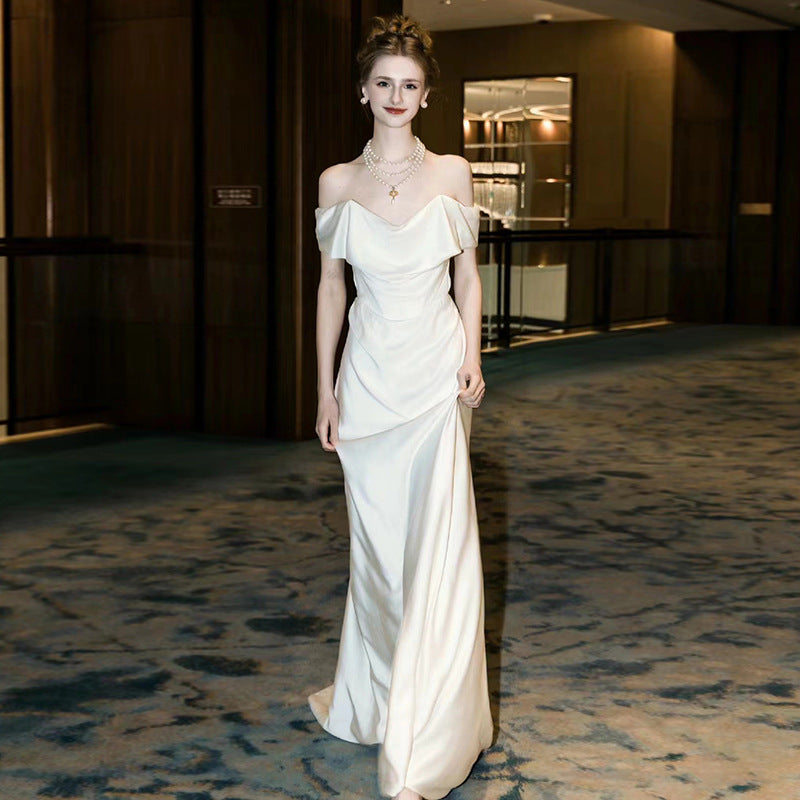 Saténové svatební šaty s odhalenými rameny – elegantní bílá róba pro nevěsty nebo občanské obřady