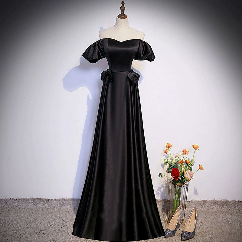 Černé saténové šaty – elegantní střih s odhalenými rameny pro formální události a hostování