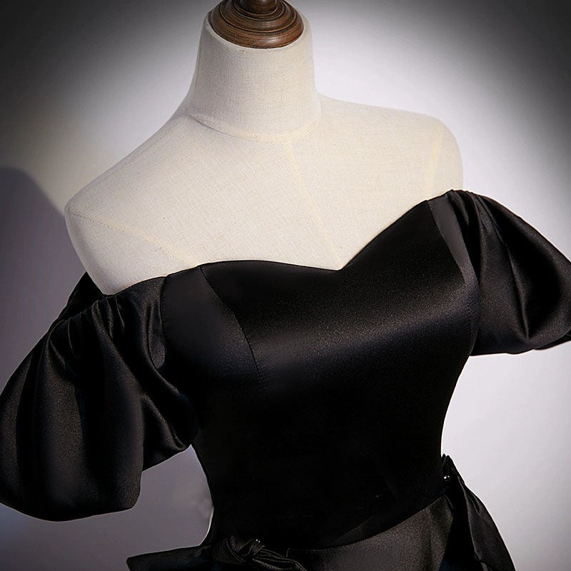 Černé saténové šaty – elegantní střih s odhalenými rameny pro formální události a hostování