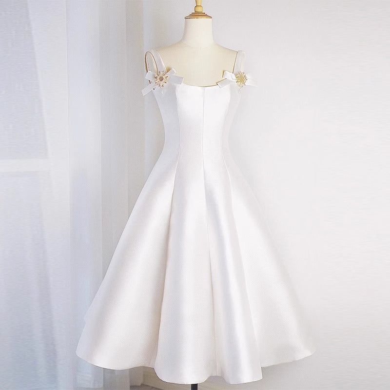 Francouzské saténové společenské šaty – elegantní bílá róba s nádechem Hepburn pro nevěsty