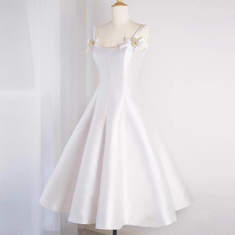 Francouzské saténové společenské šaty – elegantní bílá róba s nádechem Hepburn pro nevěsty