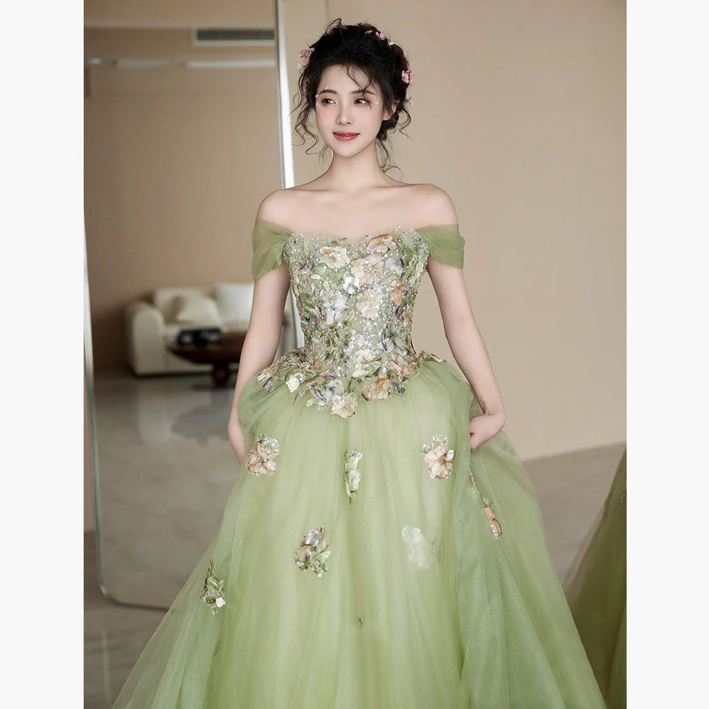 Květinové šaty s odhalenými rameny – 2025 svěží a romantický vzhled pro nevěsty, přípitky nebo moderátory akcí