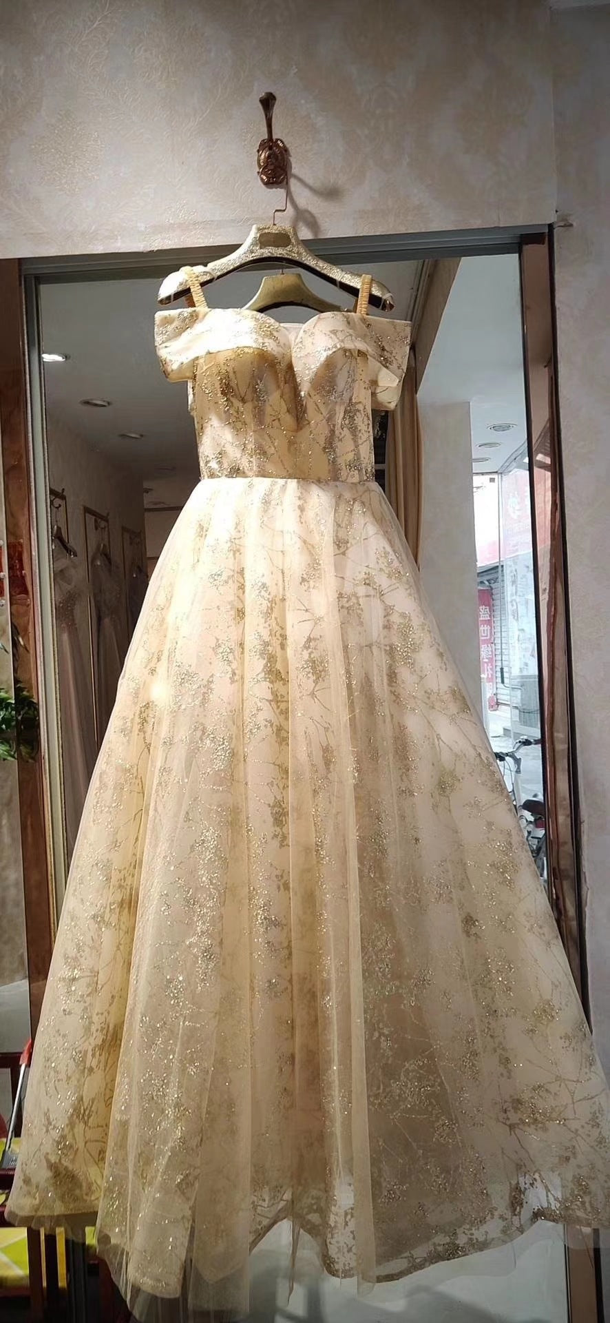 Červené večerní šaty s odhalenými rameny – 2025 elegantní dlouhé šaty pro moderátory, vystoupení nebo formální události