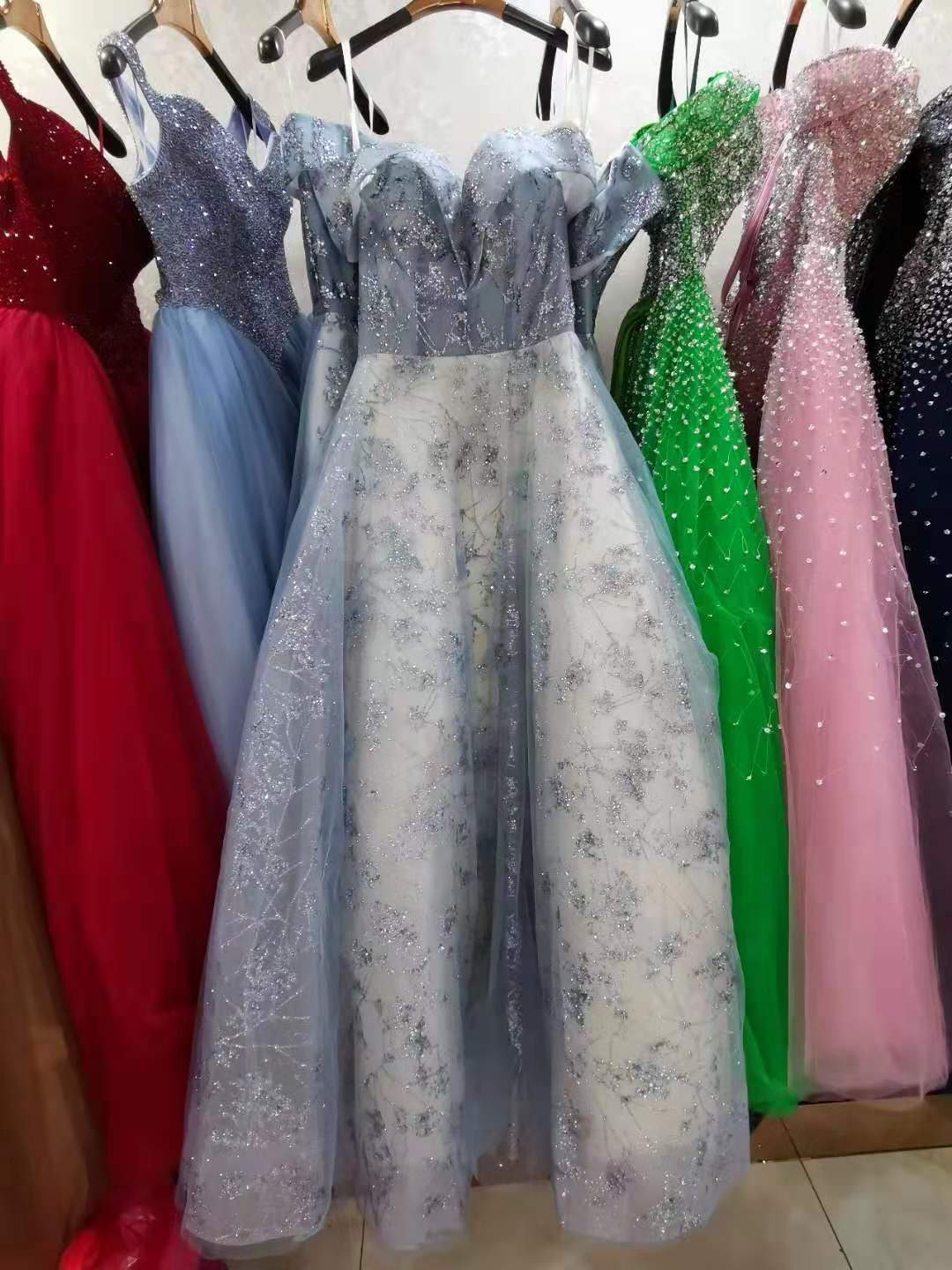 Červené večerní šaty s odhalenými rameny – 2025 elegantní dlouhé šaty pro moderátory, vystoupení nebo formální události