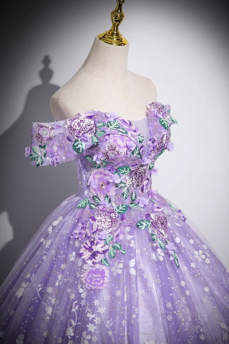 Něžné fialové šaty s odhalenými rameny a balónovou sukní