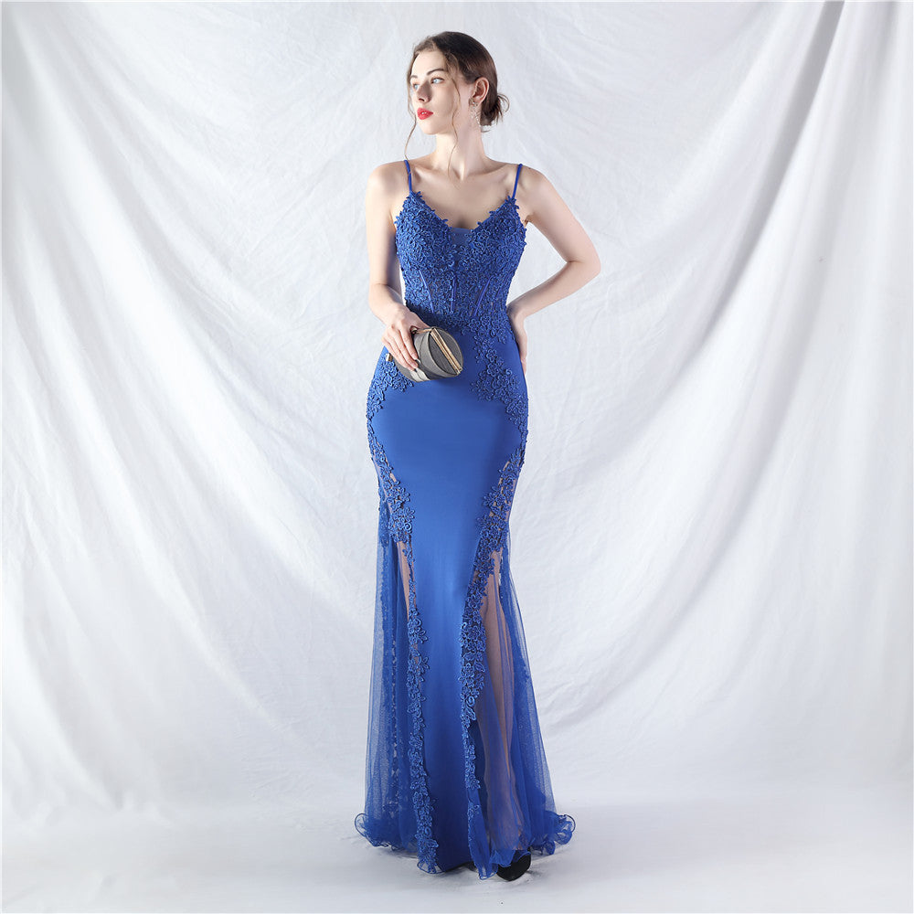 Elegantní večerní šaty s odhalenými rameny, krajkou, kamínky, korzetovým živůtkem a vlečkou