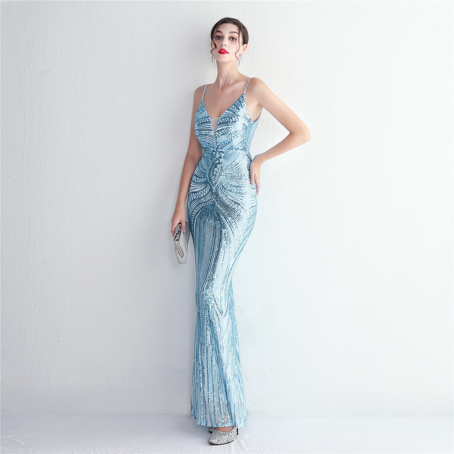 Večerní šaty s flitry a květinovými ramínky, úzký střih