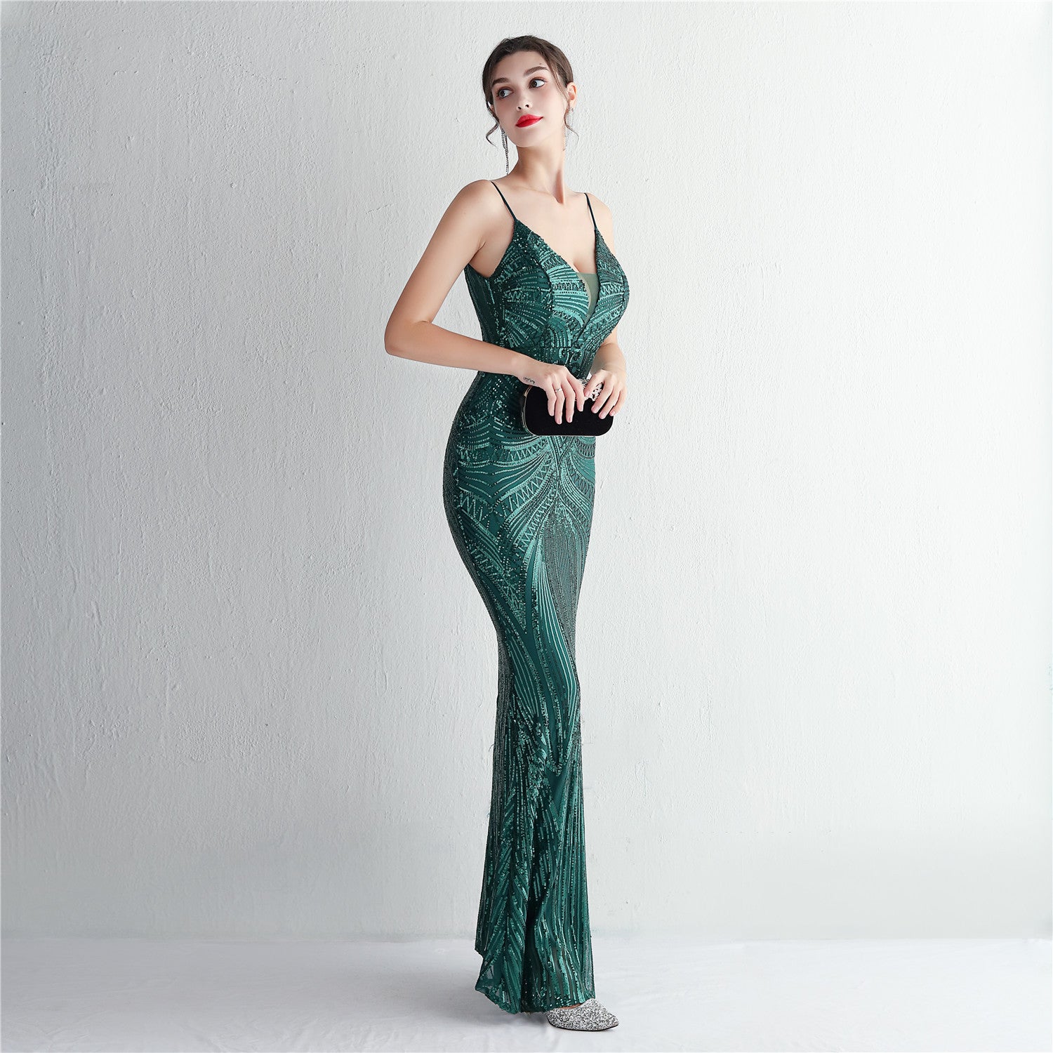 Večerní šaty s flitry a květinovými ramínky, úzký střih