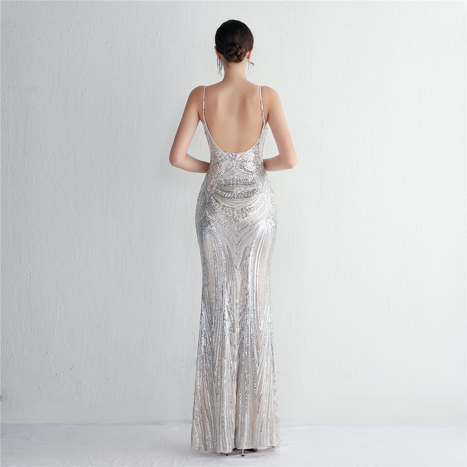 Večerní šaty s flitry a květinovými ramínky, úzký střih