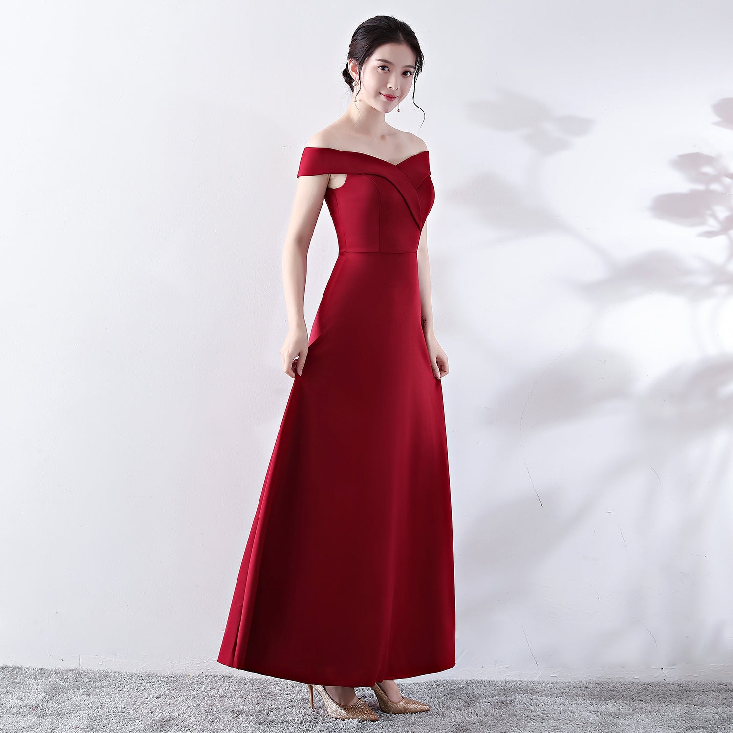 Červené svatební šaty áčkového střihu pro zásnuby nebo události po svatbě