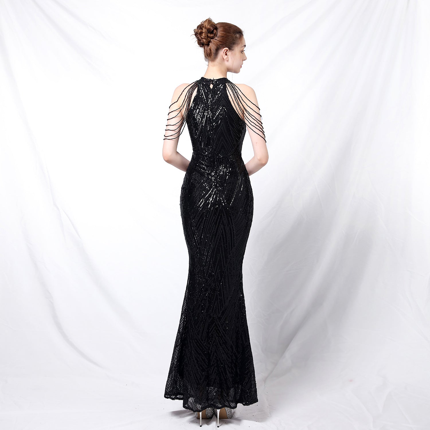 Šaty mořská panna s flitry a halter výstřihem pro odvážný vzhled