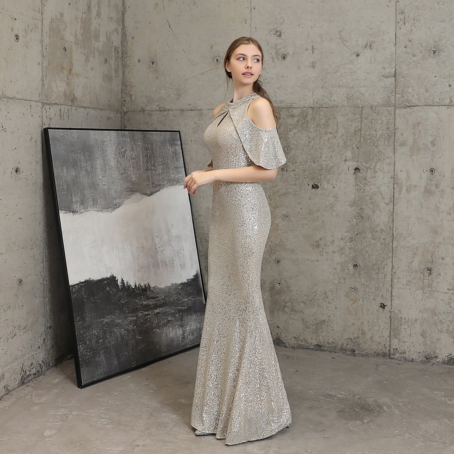 Elegantní šaty mořské panny s flitry a odhalenými rameny