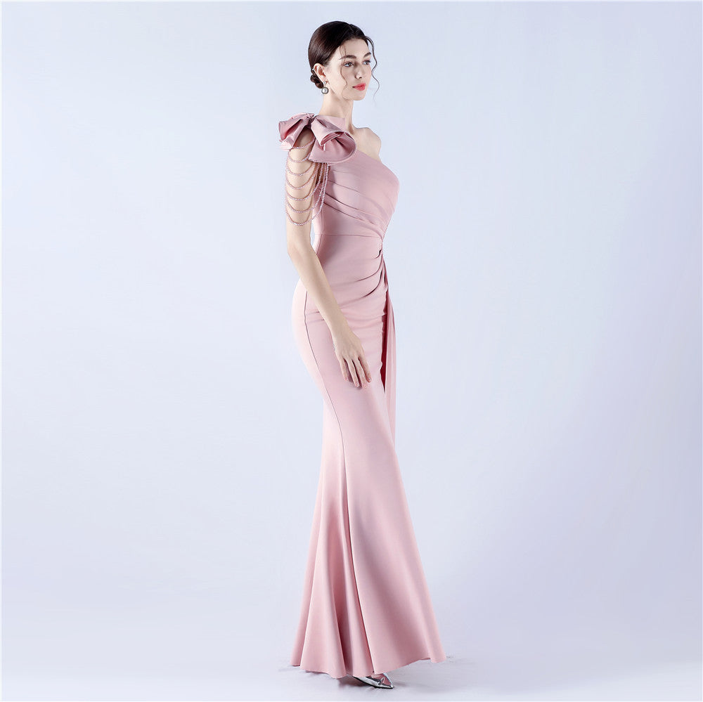 Saténové večerní šaty s odhalenými rameny, vysokým rozparkem, těžkou krystalovou výšivkou a uměleckým řasením