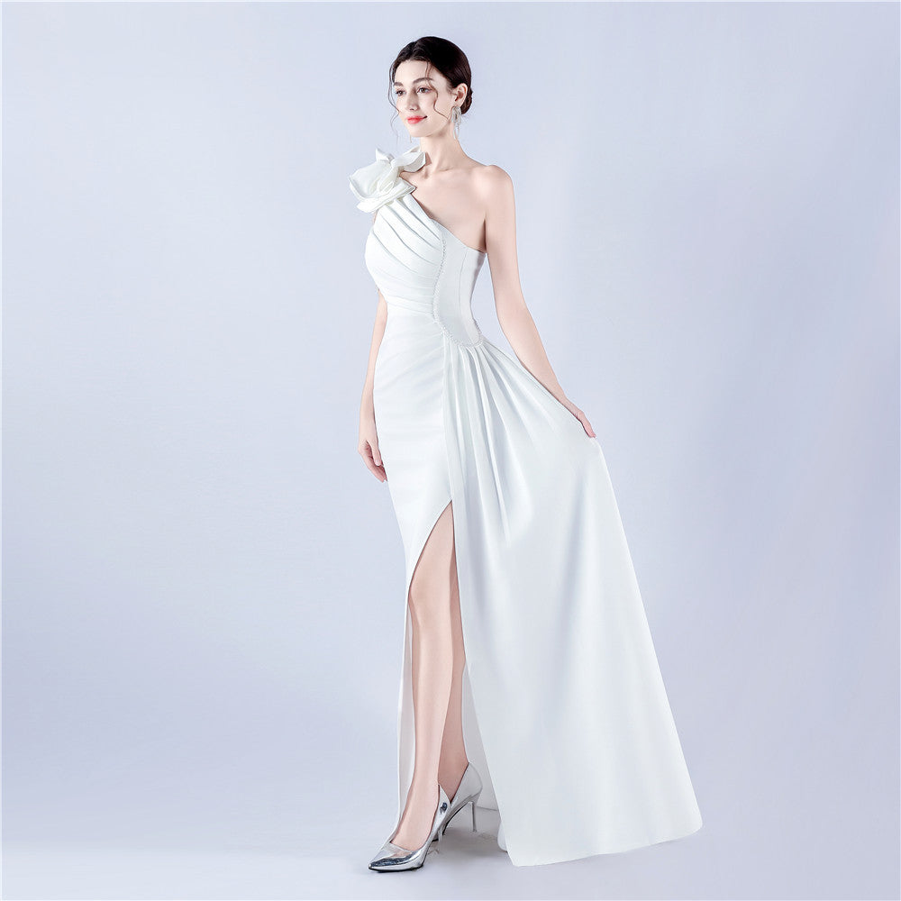 Saténové večerní šaty s odhalenými rameny, vysokým rozparkem, těžkou krystalovou výšivkou a uměleckým řasením