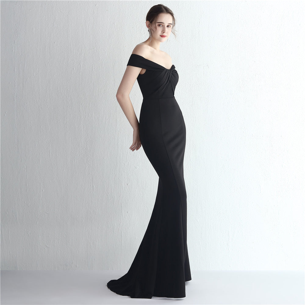 Elegantní saténové šaty mořská panna s odhalenými rameny