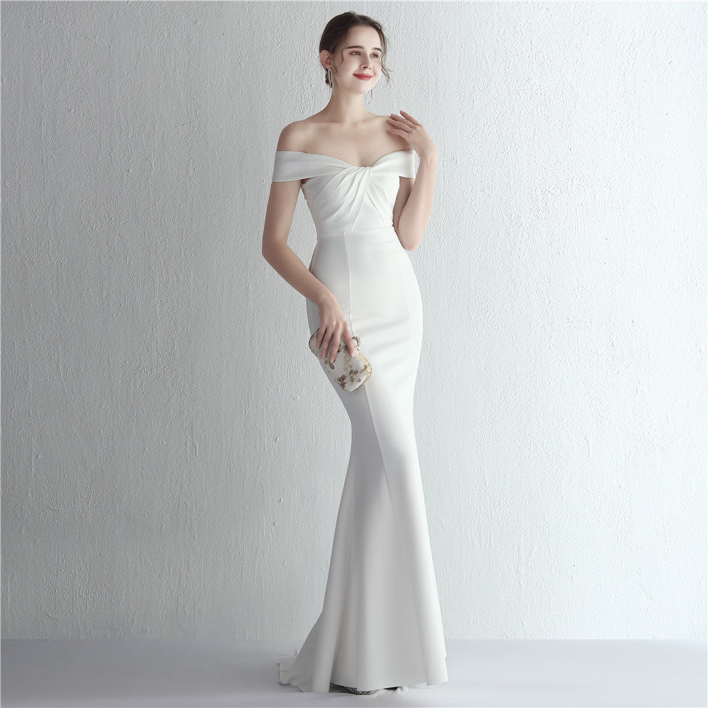 Elegantní saténové šaty mořská panna s odhalenými rameny