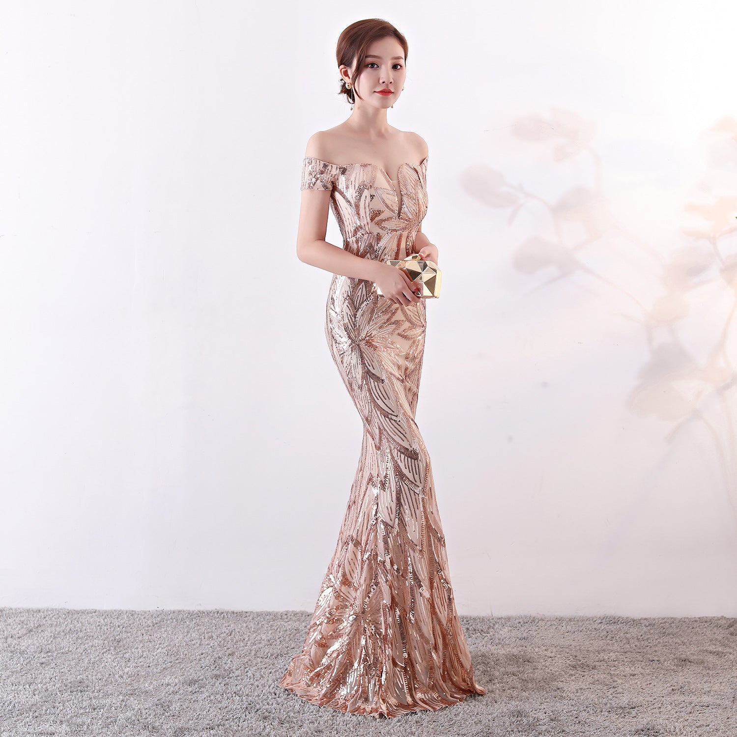 Šaty mořské panny s flitry a odhalenými rameny pro hostitele a galavečery
