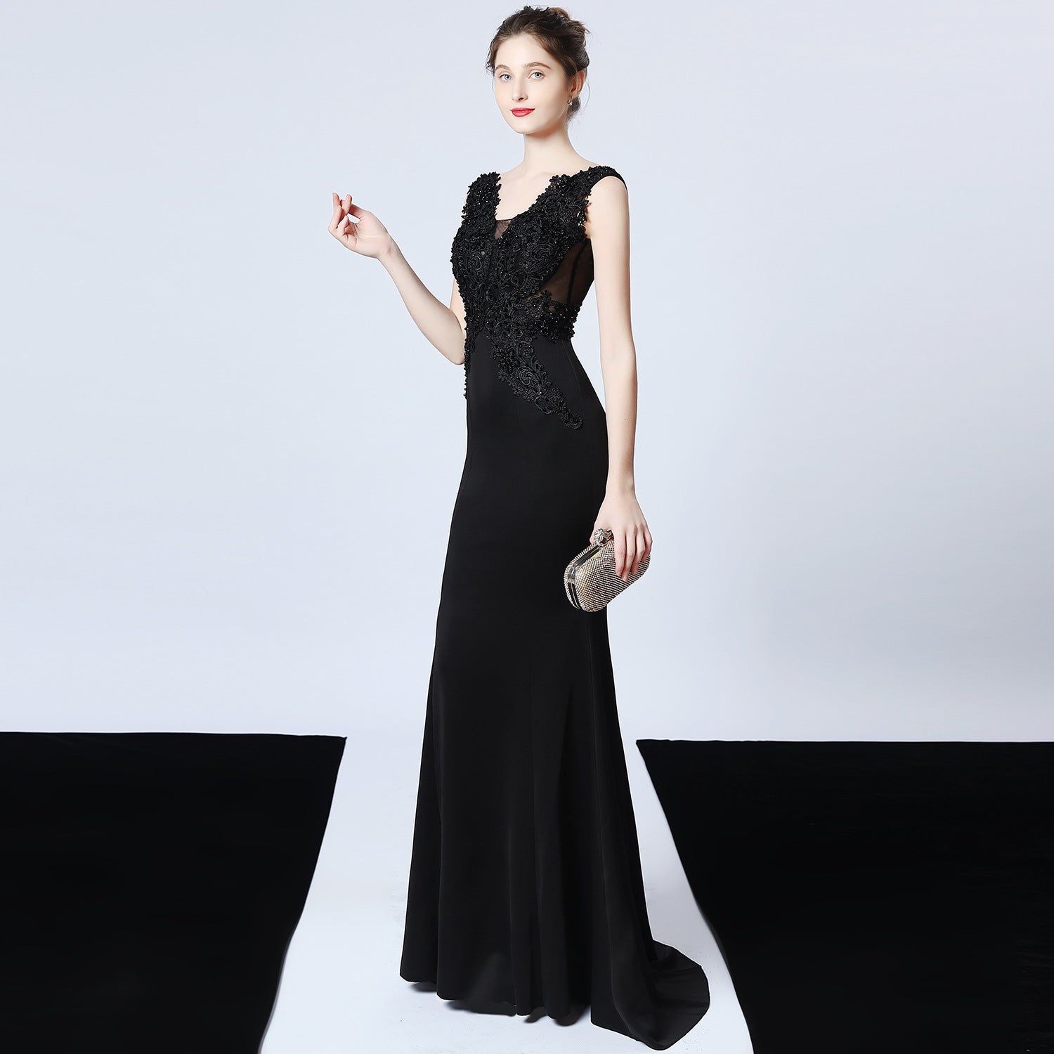 Dlouhé svatební šaty ve stylu mořské panny s ručně šitými korálky a aplikacemi