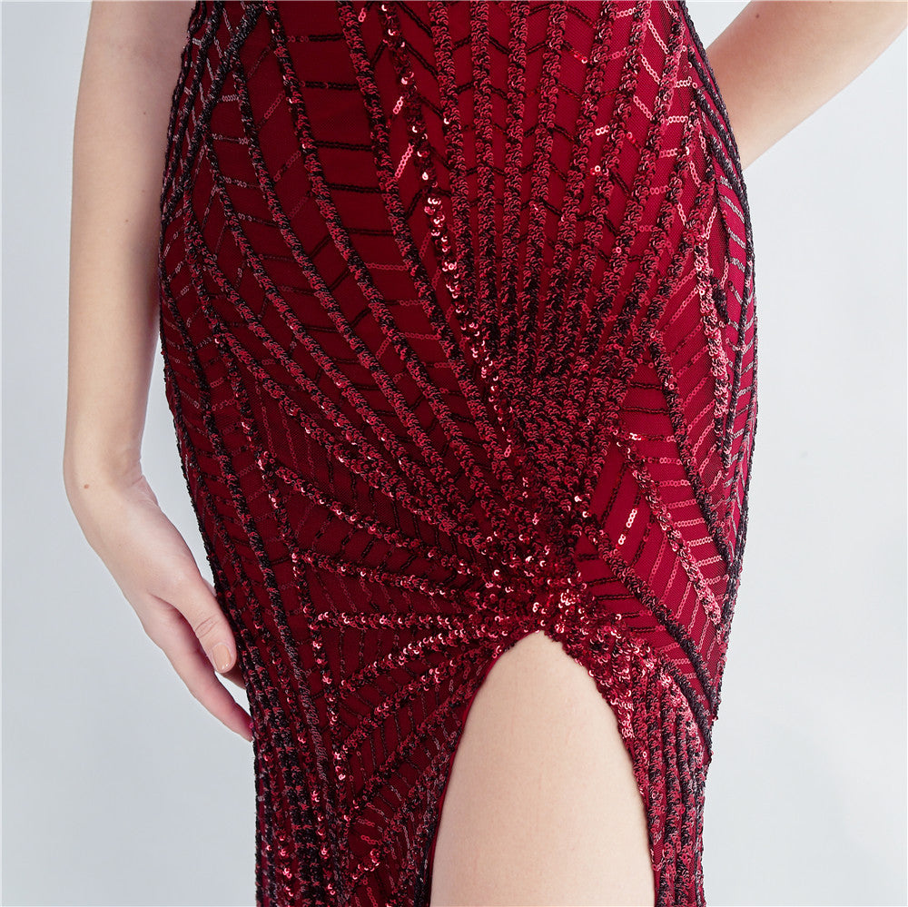 Šaty s vysokým límcem, hustými flitry, bočním rozparkem a korzetovým šněrováním