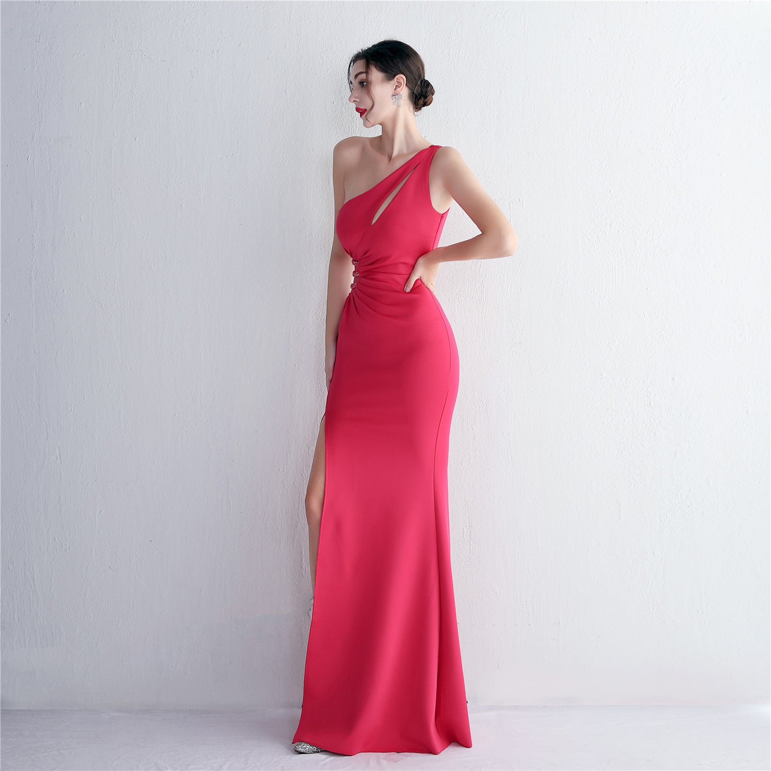 Jednoročníkový mořská panna šaty s řasením a korálkovou výšivkou