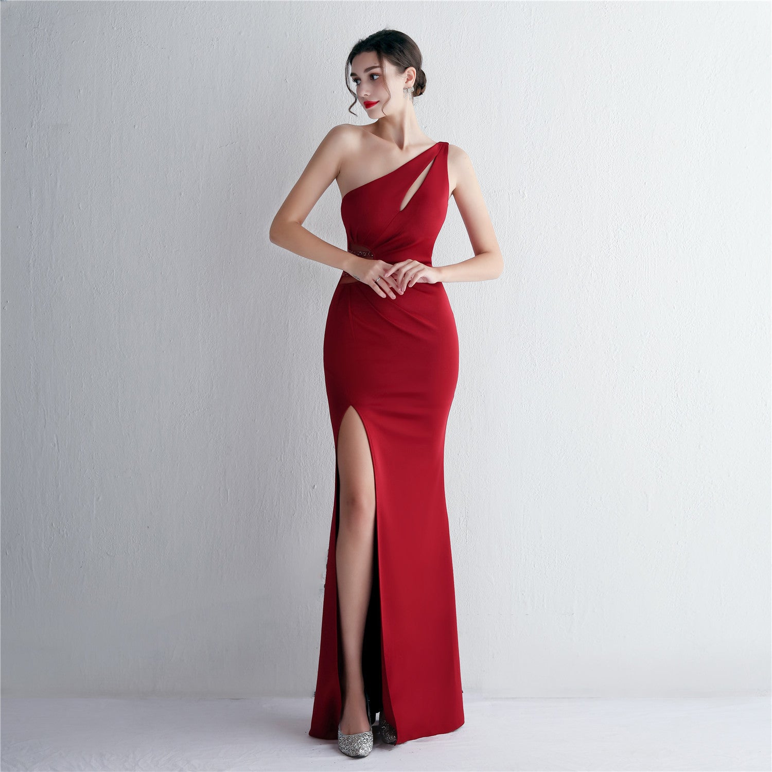 Jednoročníkový mořská panna šaty s řasením a korálkovou výšivkou