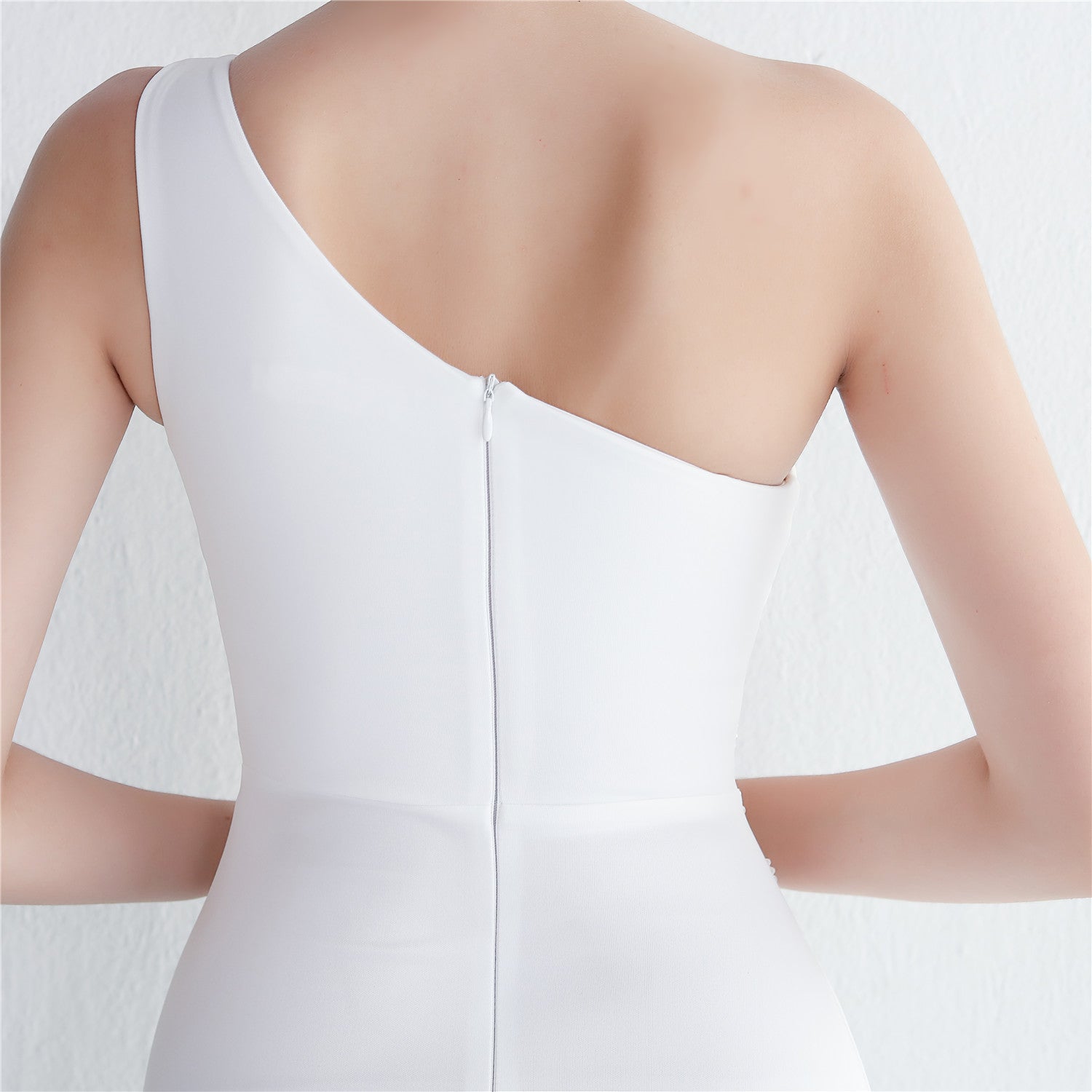 Jednoročníkový mořská panna šaty s řasením a korálkovou výšivkou