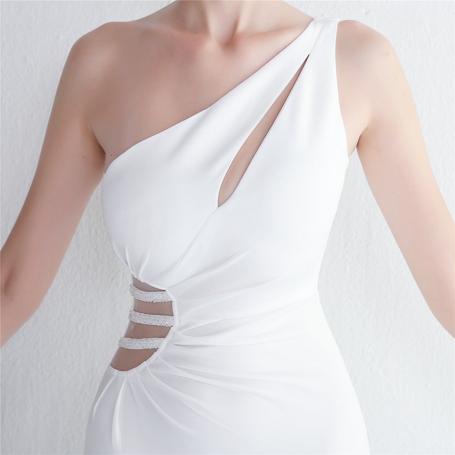 Jednoročníkový mořská panna šaty s řasením a korálkovou výšivkou