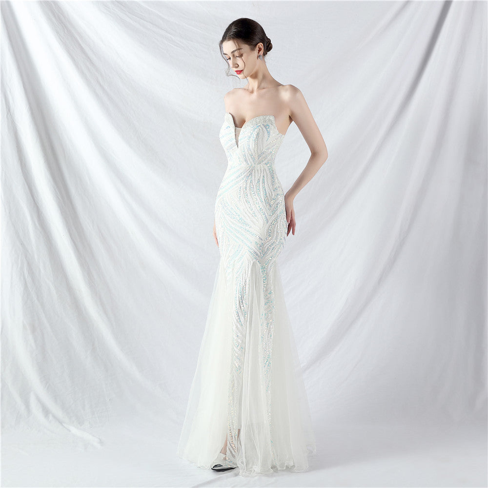 Šaty s těžkou korálkovou výšivkou a vrstvenými flitry s vsadkami z tylu