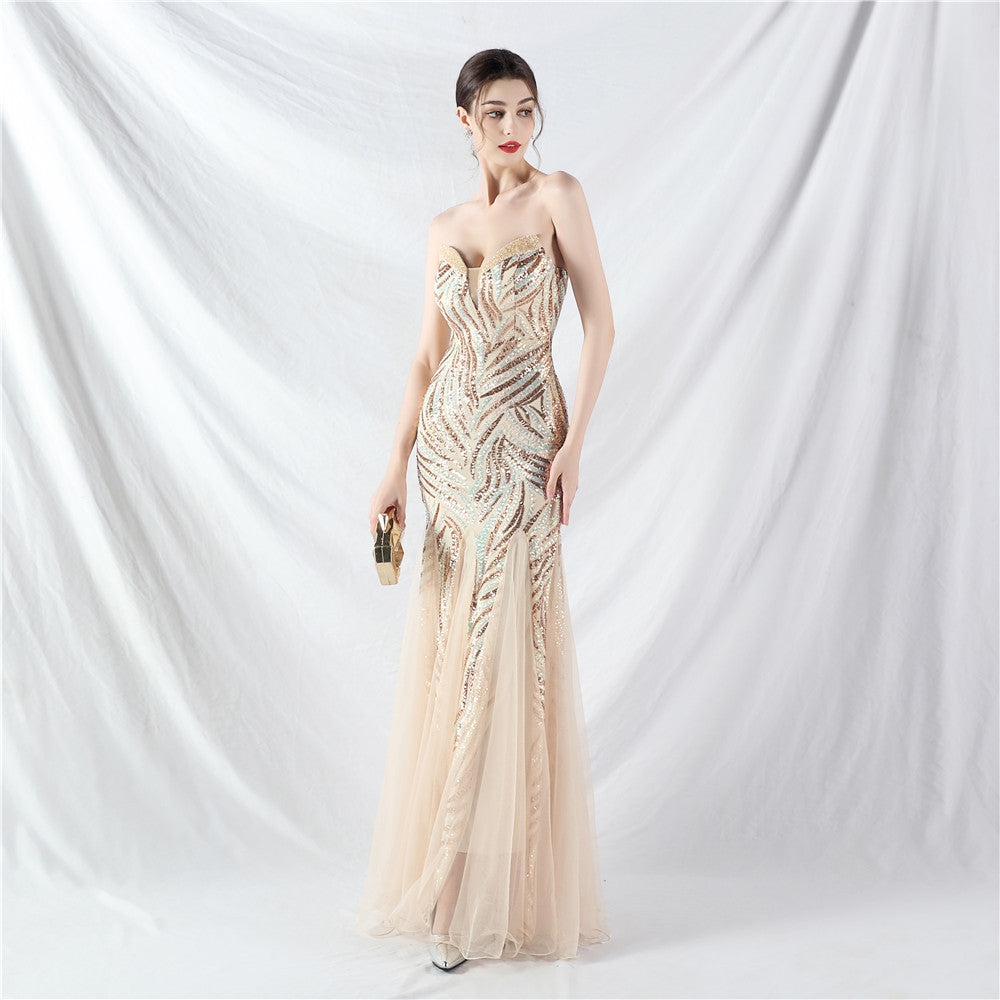 Šaty s těžkou korálkovou výšivkou a vrstvenými flitry s vsadkami z tylu