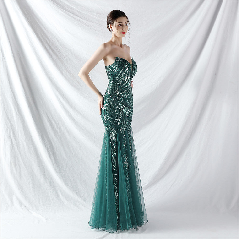 Šaty s těžkou korálkovou výšivkou a vrstvenými flitry s vsadkami z tylu