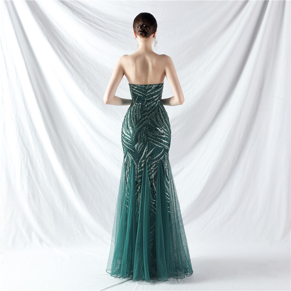 Šaty s těžkou korálkovou výšivkou a vrstvenými flitry s vsadkami z tylu