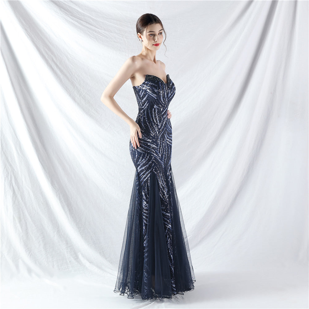 Šaty s těžkou korálkovou výšivkou a vrstvenými flitry s vsadkami z tylu