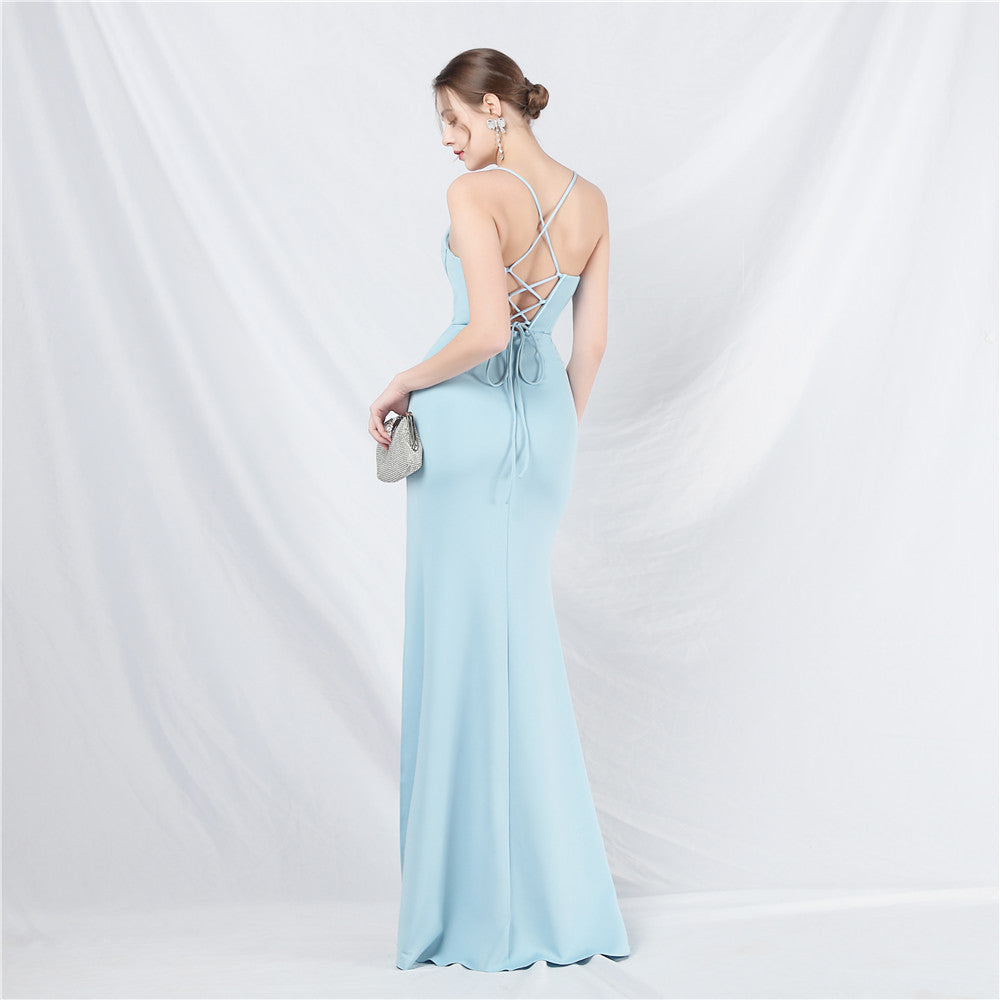 Šaty s korzetem a vysokým límcem s těžkou korálkovou výšivkou